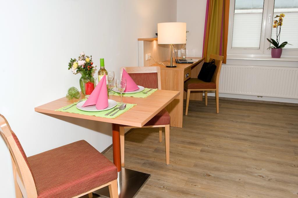 Ferienwohnungen - Boarding Wohnungen Sonnenhof Lenzing Ruang foto